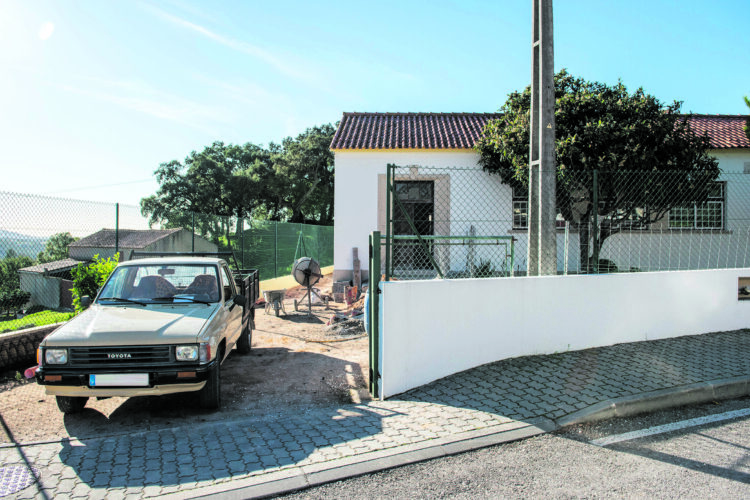 Pais contestam atrasos na obra do jardim-de-infância da Torre