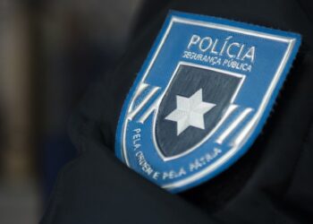 Homem ameaça clientes e provoca ferimentos num polícia em Ourém