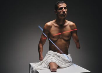 O Tamanho das Coisas. Um actor gigante para um novo monólogo que fala ao público sobre desafios e heróis