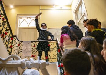 Teatro no museu. Zangas de escritores e esculturas com literatura numa hora que percorre 481 anos