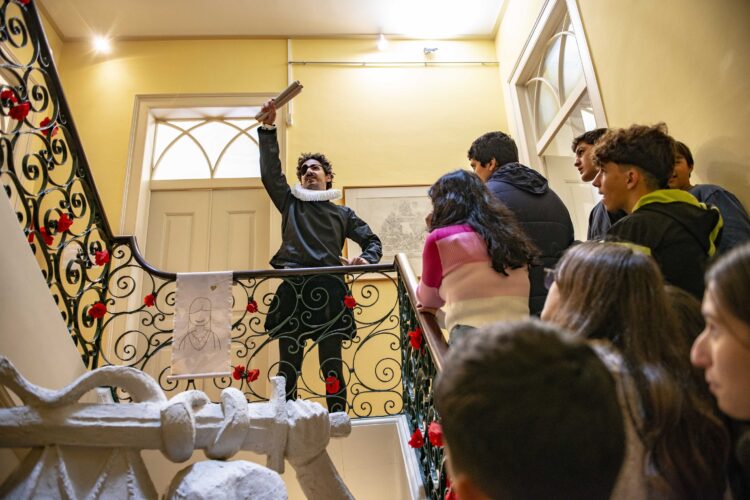 Teatro no museu. Zangas de escritores e esculturas com literatura numa hora que percorre 481 anos