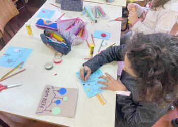 Crianças de Leiria escrevem postais e aquecem Natal dos mais idosos