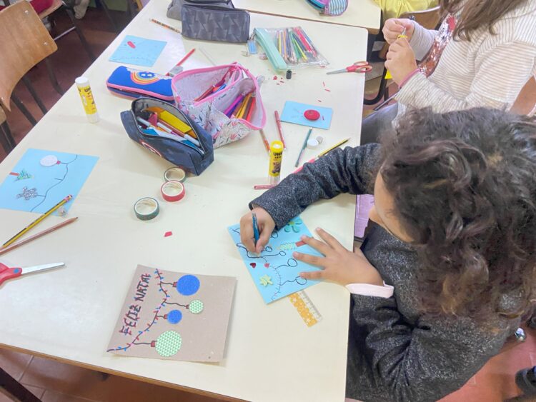 Crianças de Leiria escrevem postais e aquecem Natal dos mais idosos