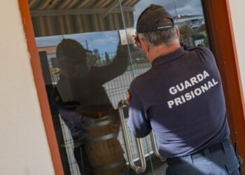 Recluso agride guarda prisional com um muro na prisão escola de Leiria