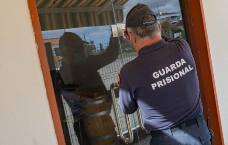 Recluso agride guarda prisional com um muro na prisão escola de Leiria