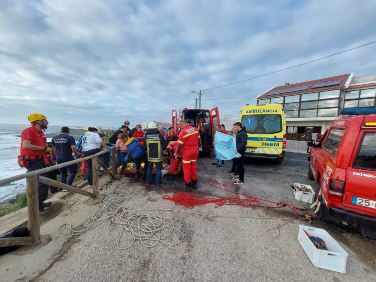 Homem resgatado após cair de uma falésia na praia da Consolação em Peniche