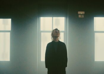 Surma lança EP de Natal em homenagem a Ryuichi Sakamoto