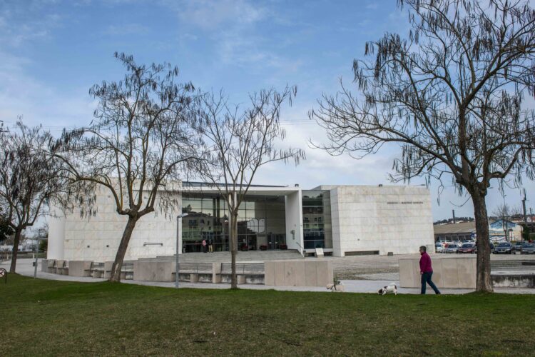 Biblioteca Municipal de Pombal alarga horário para apoiar estudantes que estudem para exames