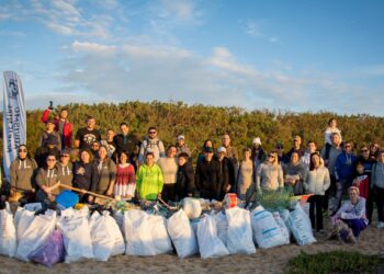 Cerca de 60 voluntários recolheram 415 quilos de lixo da praia