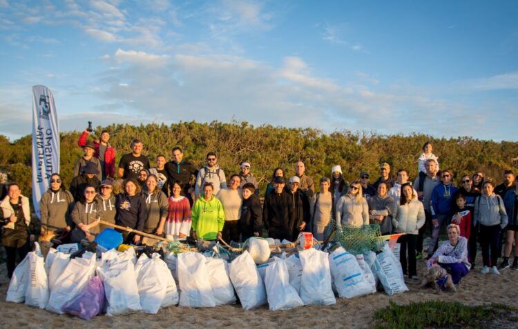 Cerca de 60 voluntários recolheram 415 quilos de lixo da praia