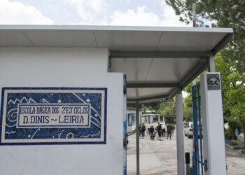 Escola D. Dinis, em Leiria, cancela viagens de estudo ao estrangeiro