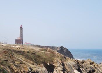 Colisão entre duas embarcações de pesca ao largo do Farol do Penedo da Saudade, da Marinha Grande