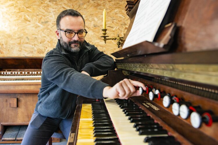 Harmónios. João Santos está a resgatar os instrumentos raros e belos do século XIX