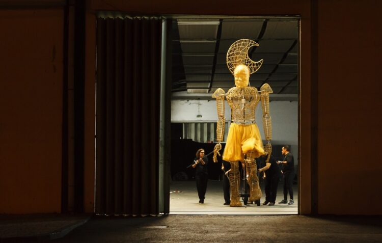 Artistas de Alcobaça ensinam na Tunísia técnicas de construção de marionetas gigantes