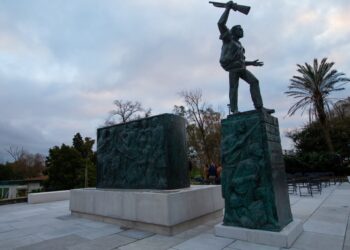 Movimento cívico quer monumento do 18 de Janeiro de volta à rotunda Praceta do Vidreiro