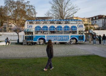Café serve de pretexto para espalhar  “paz e amor” a bordo de um autocarro