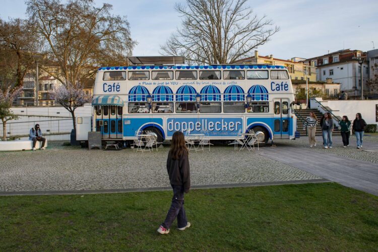 Café serve de pretexto para espalhar  “paz e amor” a bordo de um autocarro