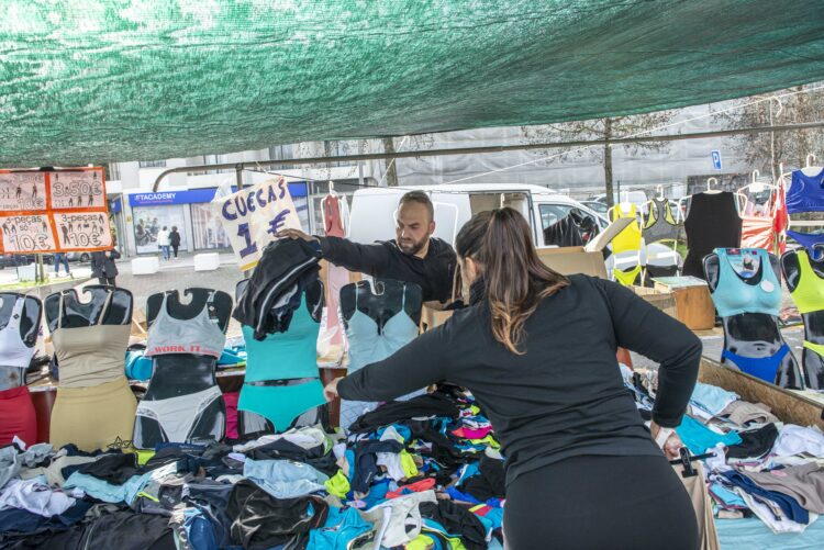 “É tudo a um euro”. Mais barato e mais escolha. Na feira de Leiria há de tudo, só faltam mais clientes