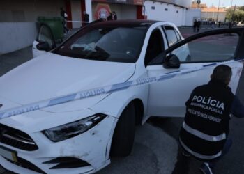 Rouba carro de alta cilindrada, embate em cinco carros, despista-se e foge para o estádio de Leiria