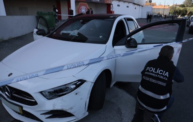 Rouba carro de alta cilindrada, embate em cinco carros, despista-se e foge para o estádio de Leiria