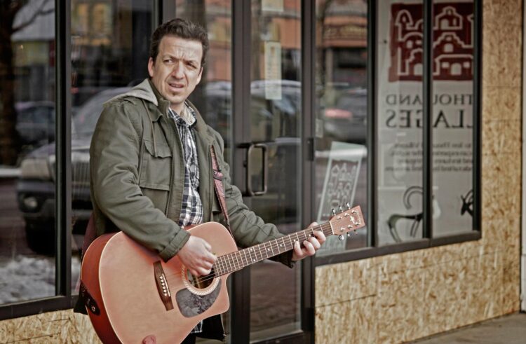 Garry V. O sonho canadiano do músico da Marinha Grande descoberto num open mic que aos 56 anos vai gravar o primeiro EP