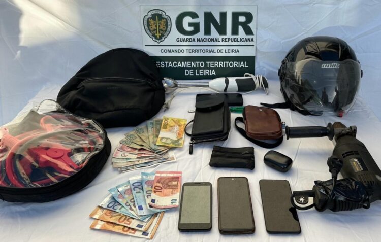 GNR detém suspeito de furtar bens em veículos em Leiria e Batalha