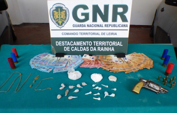 Cinco pessoas detidas por suspeita de tráfico de droga em Caldas da Rainha