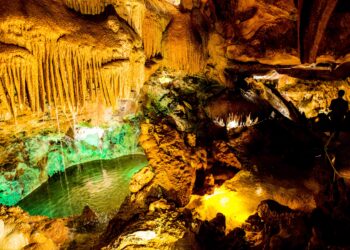Grutas de Mira de Aire oferecem jantar de Namorados a quase 100 metros de profundidade