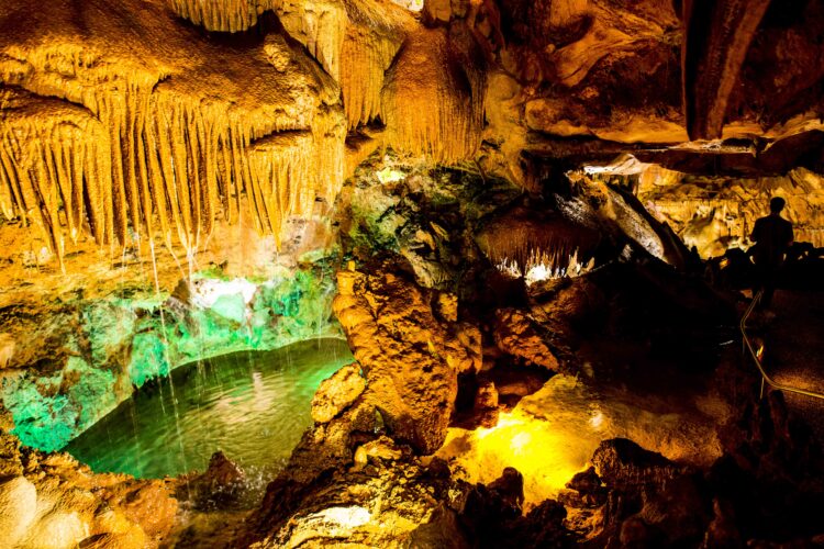 Grutas de Mira de Aire oferecem jantar de Namorados a quase 100 metros de profundidade