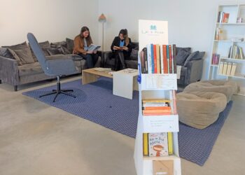Ler é Poder leva mini-bibliotecas a empresas da região