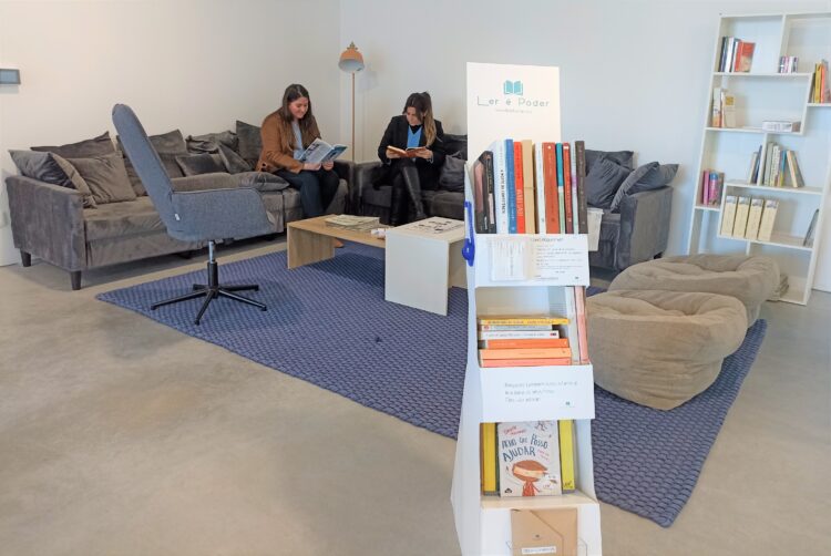 Ler é Poder leva mini-bibliotecas a empresas da região