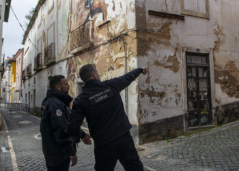 Chaminé de edifício na rua direita ruiu e obriga a limitar circulação