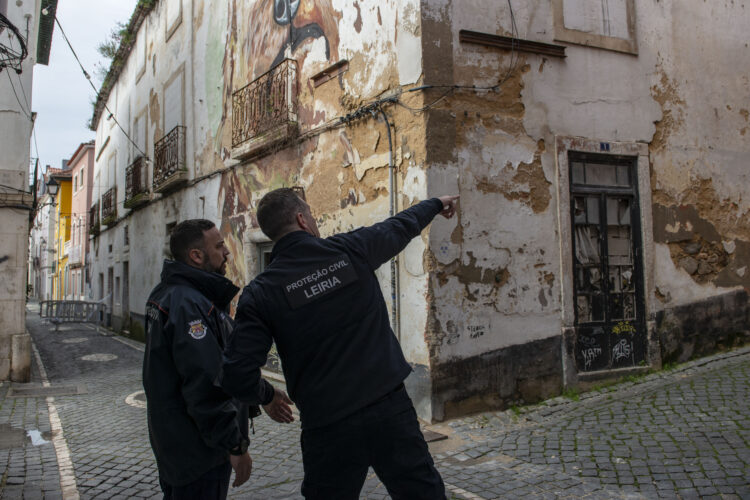 Chaminé de edifício na rua direita ruiu e obriga a limitar circulação