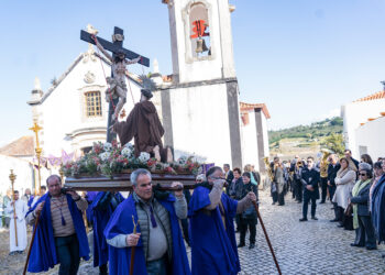 Procissão da Rapaziada dá início a celebrações pascais em Óbidos
