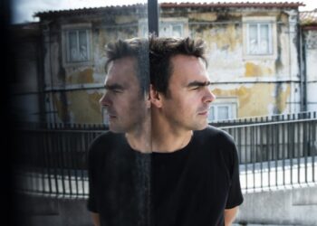 Daniel Bernardes. Há uma cidade de vidro imaginada por Paul Auster no novo álbum que se estreia ao vivo