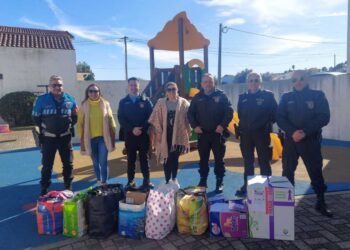 PSP de Pombal doa roupa para crianças a instituição de solidariedade