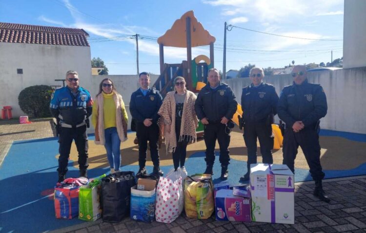 PSP de Pombal doa roupa para crianças a instituição de solidariedade