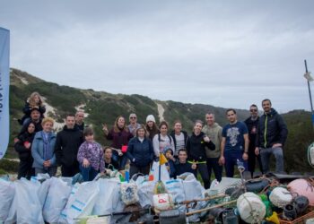 Voluntários retiram mais de 300 quilos de lixo da Praia do Samouco