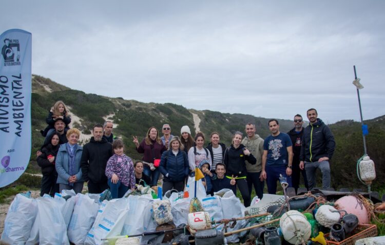 Voluntários retiram mais de 300 quilos de lixo da Praia do Samouco