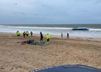 Embarcação de pesca encalha com seis pessoas a bordo