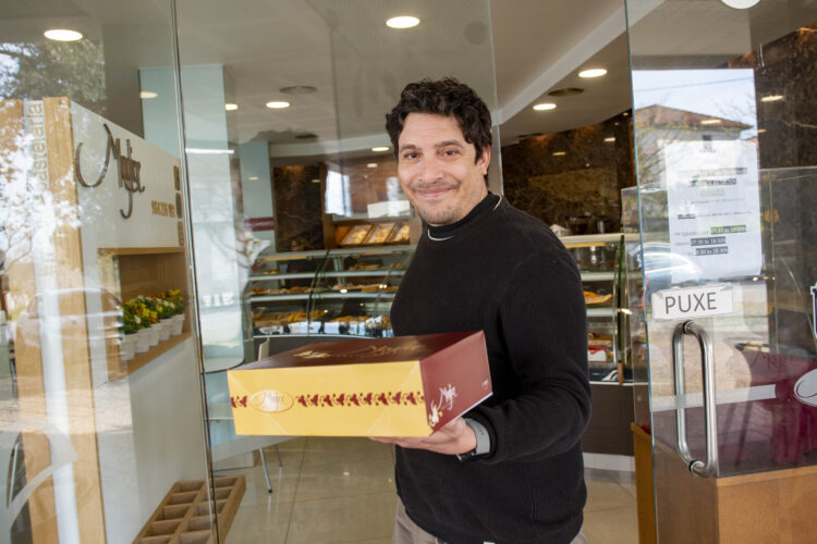 Dom Estafeta vai à lavandaria, avia receitas e até lava carros