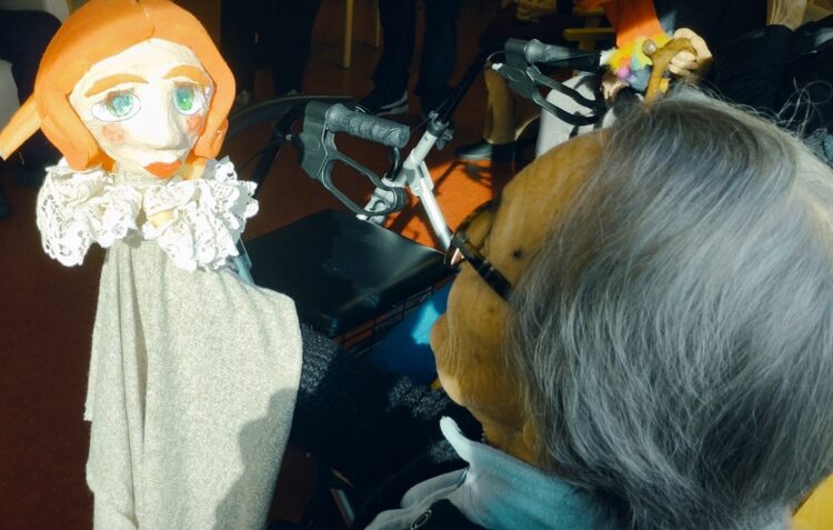 Marionetas pela liberdade e um lápis azul que já não censura