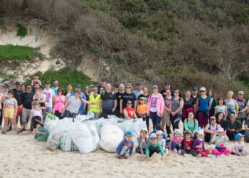 Voluntários retiram 220 quilos de lixo da Praia da Polvoeira