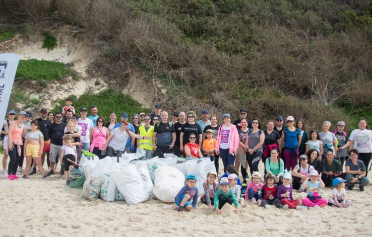 Voluntários retiram 220 quilos de lixo da Praia da Polvoeira