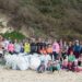 Voluntários retiram 220 quilos de lixo da Praia da Polvoeira