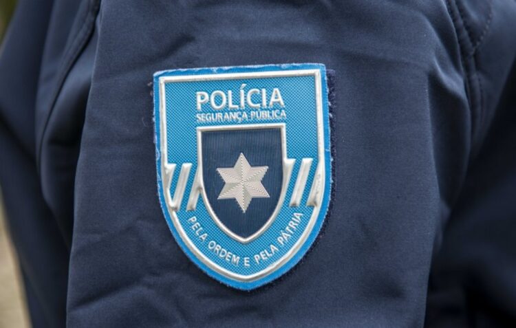 Espectador detido por ameaçar árbitro em jogo de futebol