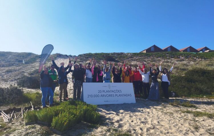 Atletas olímpicos e colaboradores da Caetano Auto e da Toyota Caetano Portugal plantaram dez mil pinheiros na Praia da Vieira
