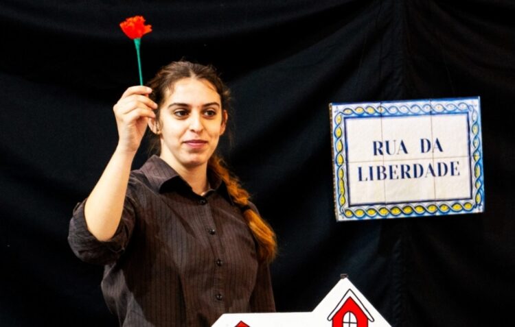 Teatro: em palco e na rua, vários grupos encenam o espírito de Abril