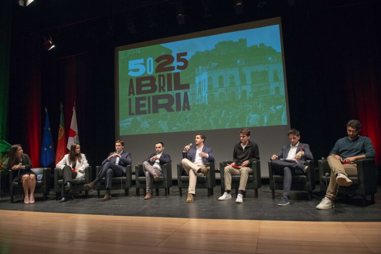 25 de Abril: Jovens tomaram a voz para afirmar que estão activos na vida política