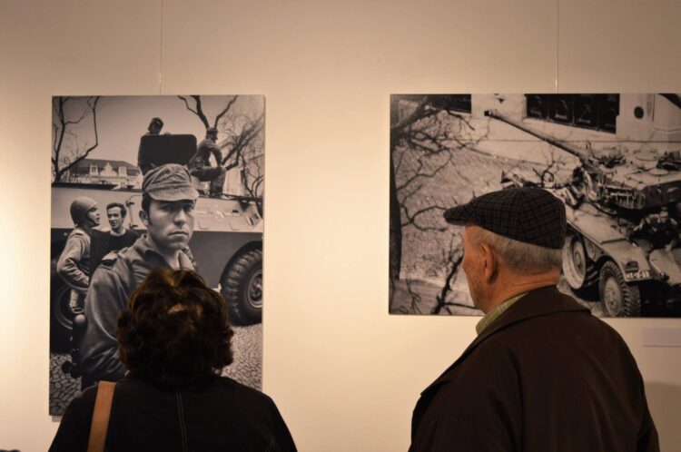 Exposição de Alfredo Cunha, um dos fotógrafos do 25 de Abril, em Leiria a partir de hoje